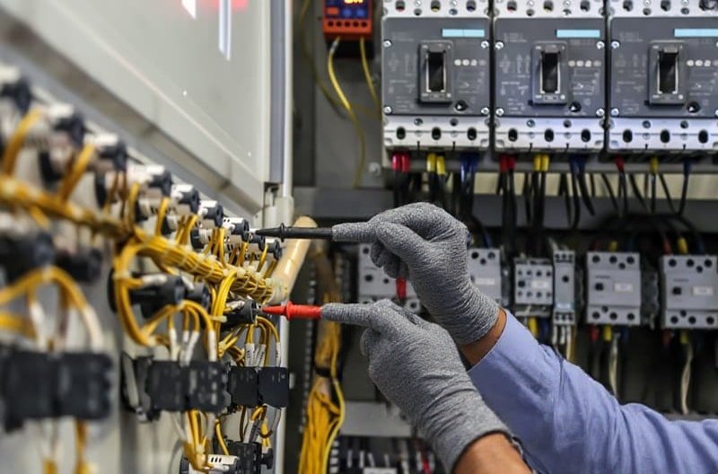 tecnico-electricista-instalacion-cuadro-electrico-industrial