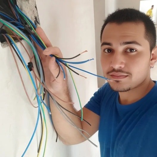 Mantenimiento eléctrico preventivo: revisión periódica de diferenciadores, magnetotérmicos y estado del cableado para prevenir fallos eléctricos inesperados y cortocircuitos en instalaciones industriales.