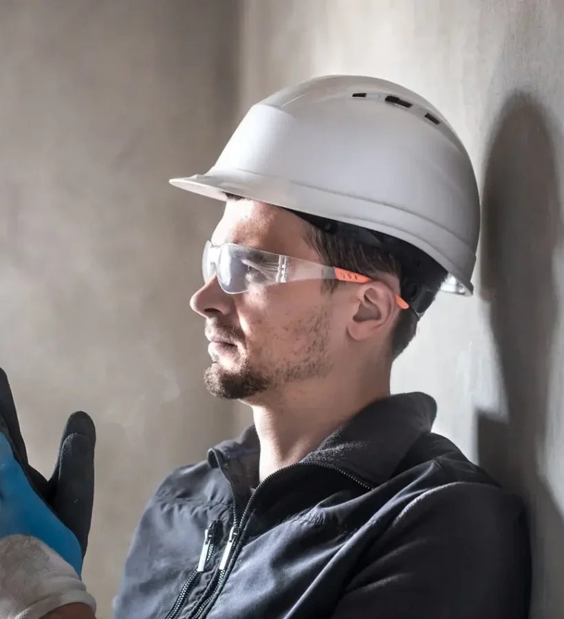 hombre-un-tecnico-electrico-que-trabaja-en-una-centralita-con-fusibles-instalacion-y-conexion-de-equipos-electricos