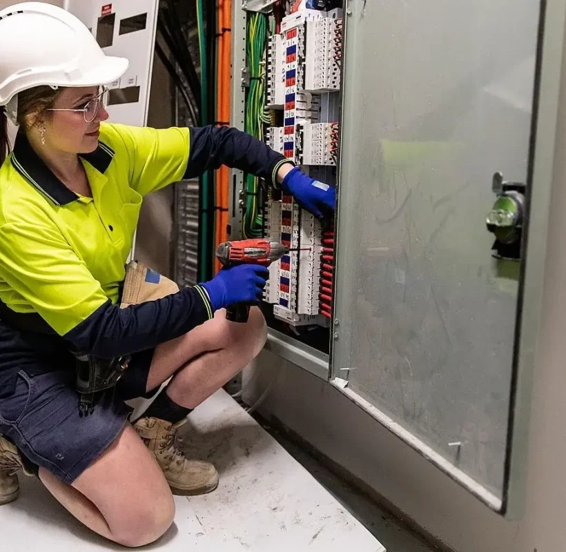 operadora-realizando-cambios-electricos