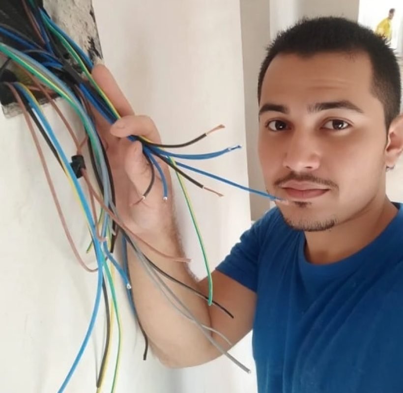 Mantenimiento eléctrico preventivo: revisión periódica de diferenciadores, magnetotérmicos y estado del cableado para prevenir fallos eléctricos inesperados y cortocircuitos en instalaciones industriales.